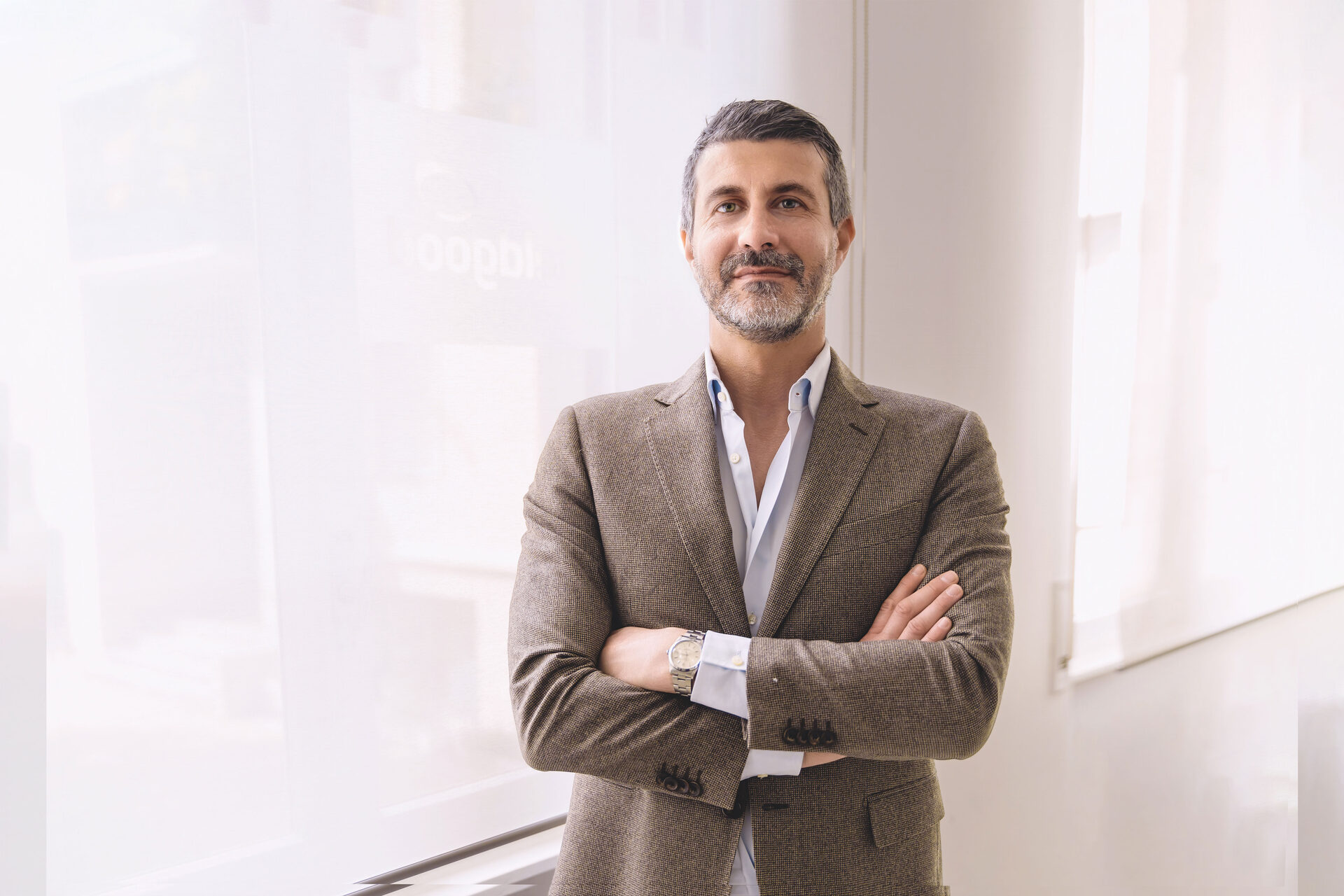 Empresario seguro de sí mismo de pie